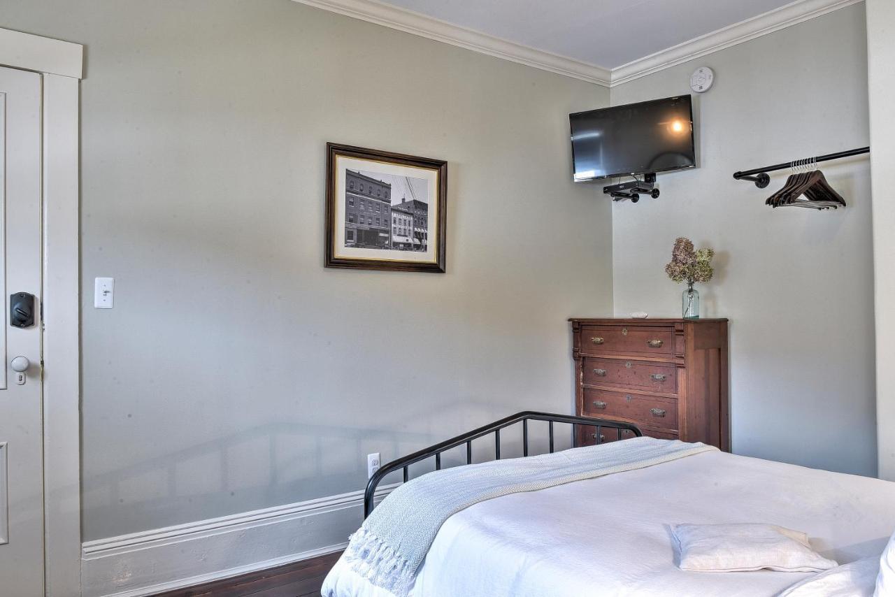 The Burrell House Hotell Keene Exteriör bild